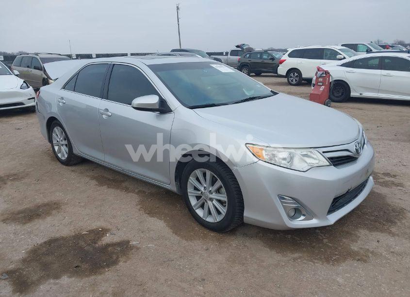 2014 Toyota Camry XLE (VIN 4T4BF1FK6ER351874) main photo