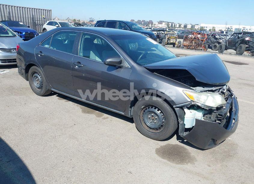 2014 Toyota Camry LE (VIN 4T4BF1FK6ER372031) main photo