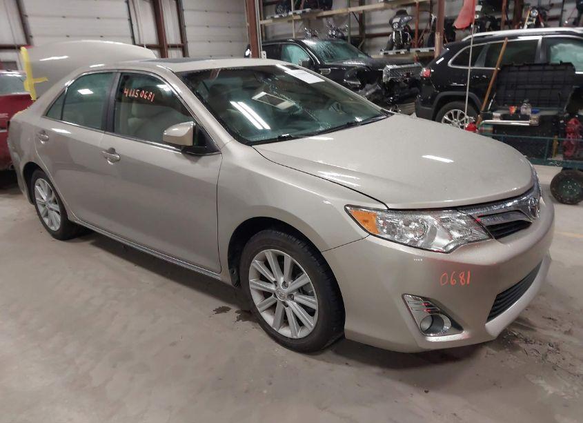 2014 Toyota Camry XLE (VIN 4T4BF1FK6ER402077) main photo