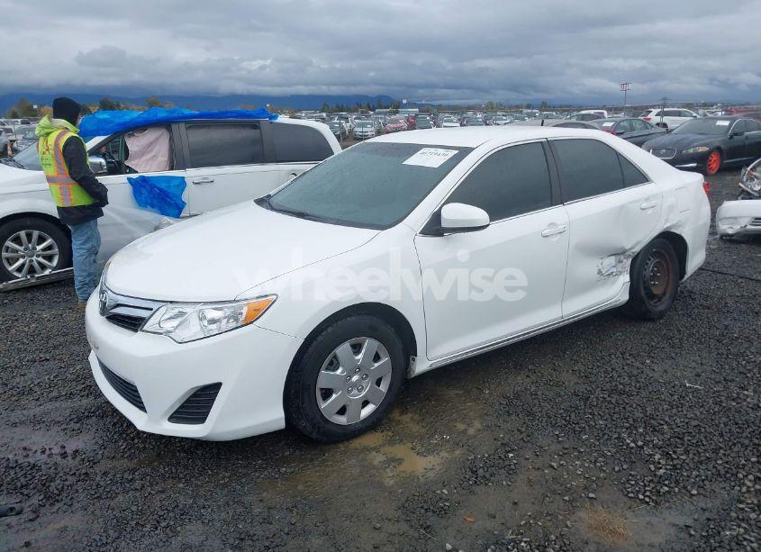 Photo 2 of 2014 Toyota Camry LE (VIN 4T4BF1FK6ER428744)