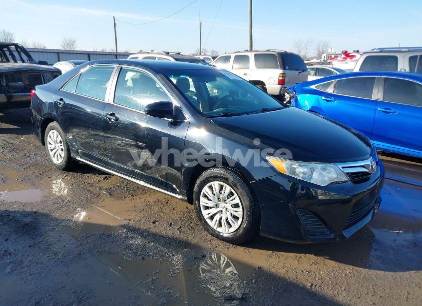 2014 Toyota Camry LE (VIN 4T4BF1FK6ER429764) main photo