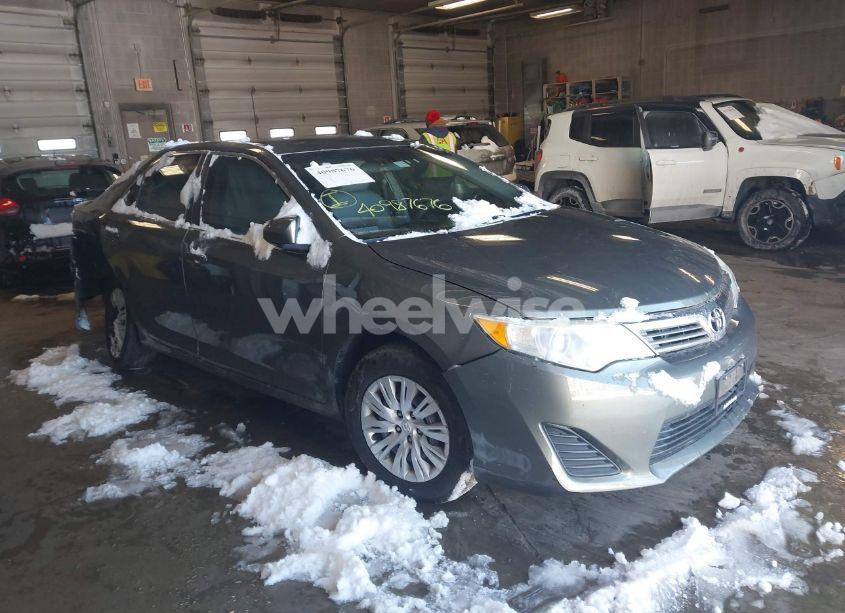 2014 Toyota Camry L (VIN 4T4BF1FK6ER438125) main photo