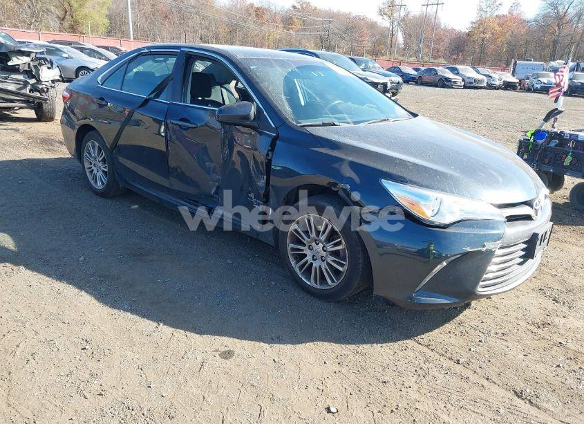 2015 Toyota Camry LE (VIN 4T4BF1FK6FR450924) main photo
