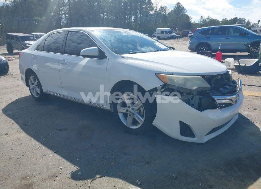 2014 Toyota Camry LE (VIN 4T4BF1FK7ER352340) main photo
