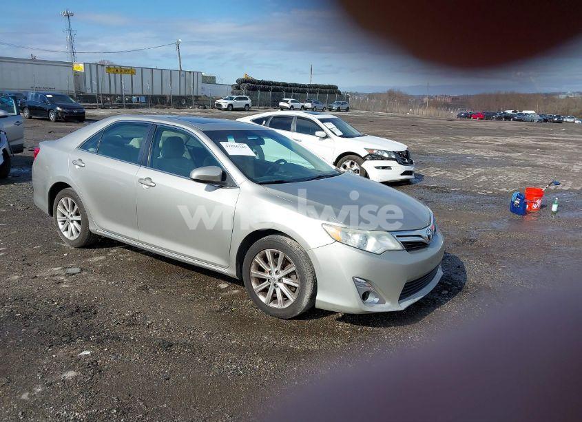2014 Toyota Camry XLE (VIN 4T4BF1FK7ER360325) main photo