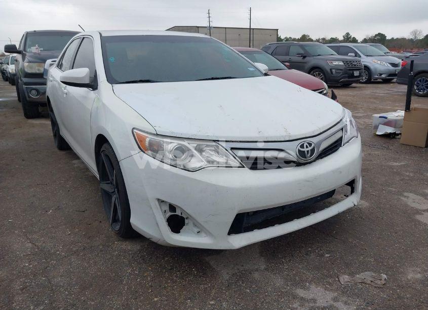 2014 Toyota Camry LE (VIN 4T4BF1FK7ER363113) main photo