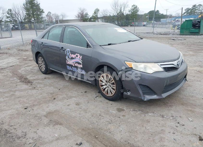 2014 Toyota Camry LE (VIN 4T4BF1FK7ER363824) main photo