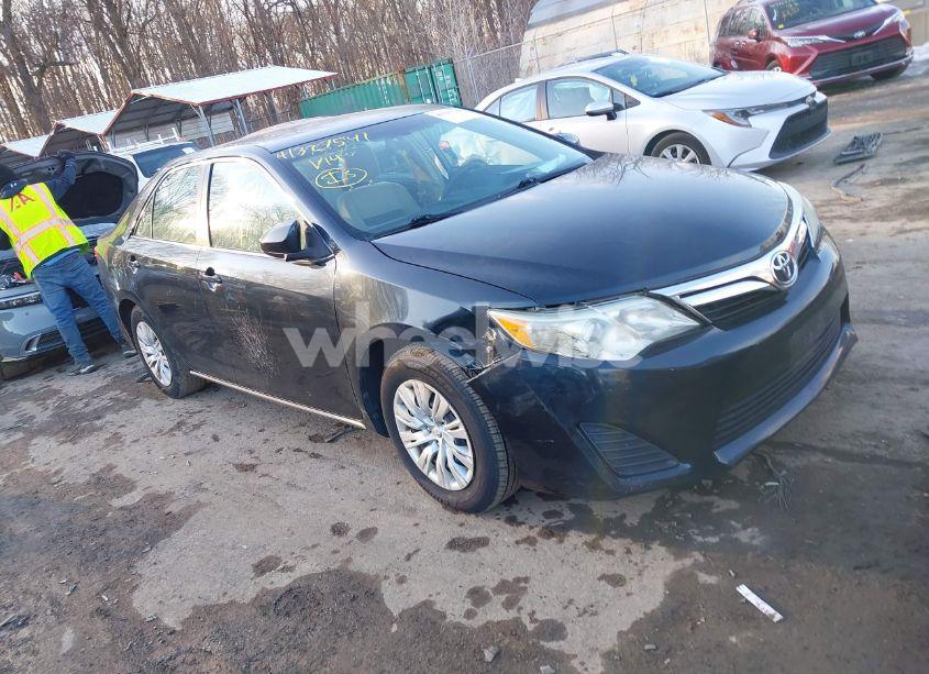 2014 Toyota Camry LE (VIN 4T4BF1FK7ER374757) main photo