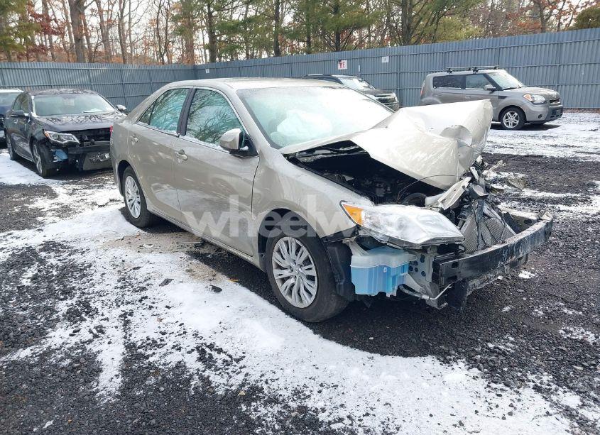 2014 Toyota Camry LE (VIN 4T4BF1FK7ER399609) main photo