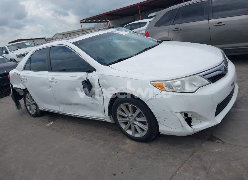 2014 Toyota Camry XLE (VIN 4T4BF1FK7ER434696) main photo