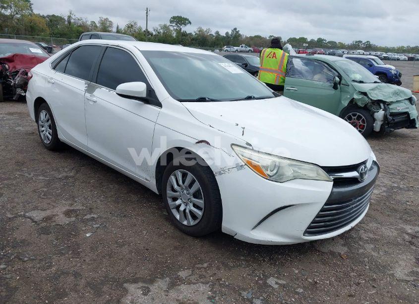 2015 Toyota Camry LE (VIN 4T4BF1FK7FR444940) main photo