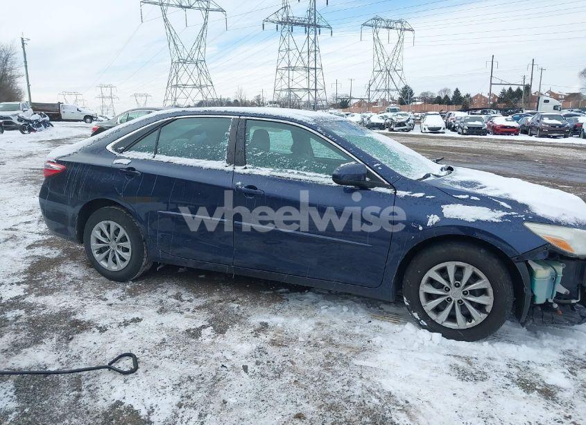 2015 Toyota Camry LE (VIN 4T4BF1FK7FR451905) main photo