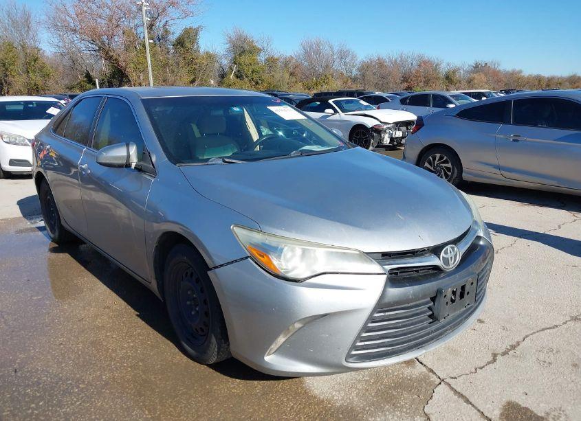 2015 Toyota Camry LE (VIN 4T4BF1FK7FR462208) main photo