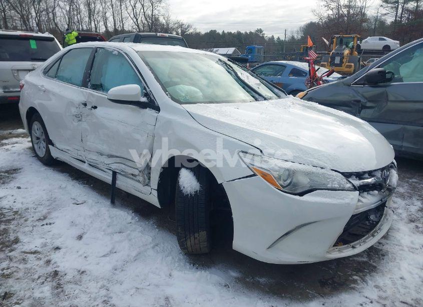 2015 Toyota Camry LE (VIN 4T4BF1FK7FR487996) main photo