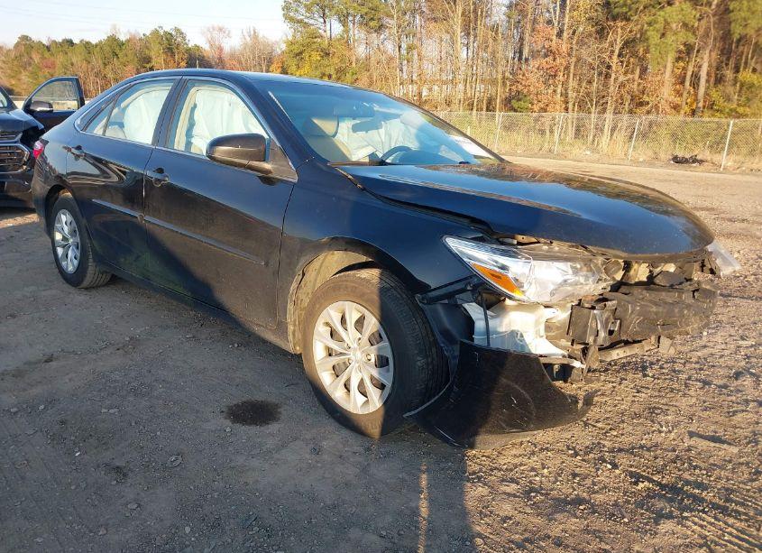 2015 Toyota Camry LE (VIN 4T4BF1FK7FR500228) main photo