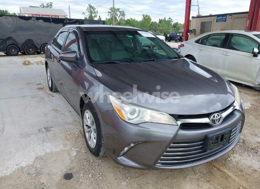 2015 Toyota Camry LE (VIN 4T4BF1FK7FR511701) main photo
