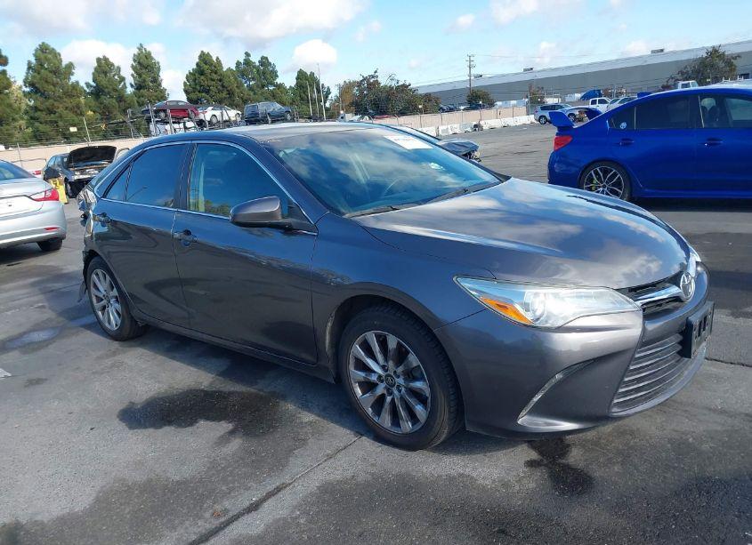2016 Toyota Camry LE (VIN 4T4BF1FK7GR525194) main photo