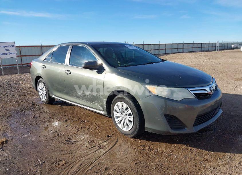 2013 Toyota Camry LE (VIN 4T4BF1FK8DR279932) main photo