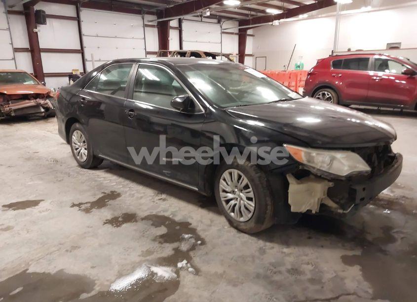 2014 Toyota Camry LE (VIN 4T4BF1FK8ER339905) main photo