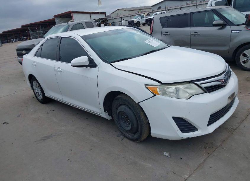 2014 Toyota Camry LE (VIN 4T4BF1FK8ER351133) main photo