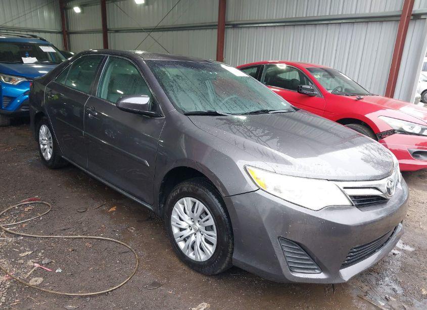 2014 Toyota Camry LE (VIN 4T4BF1FK8ER353061) main photo