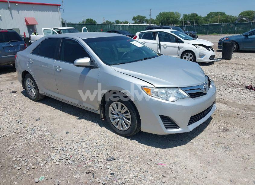 2014 Toyota Camry LE (VIN 4T4BF1FK8ER354078) main photo