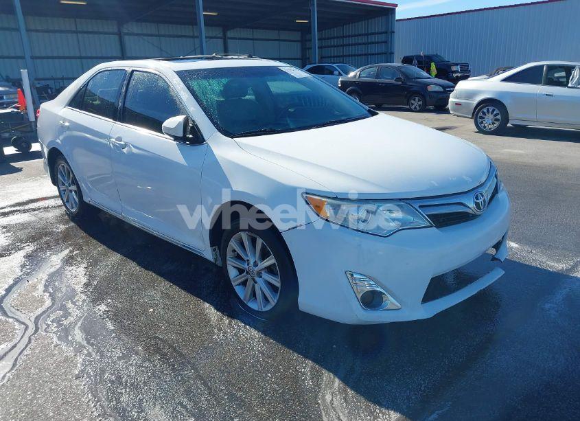 2014 Toyota Camry XLE (VIN 4T4BF1FK8ER380003) main photo