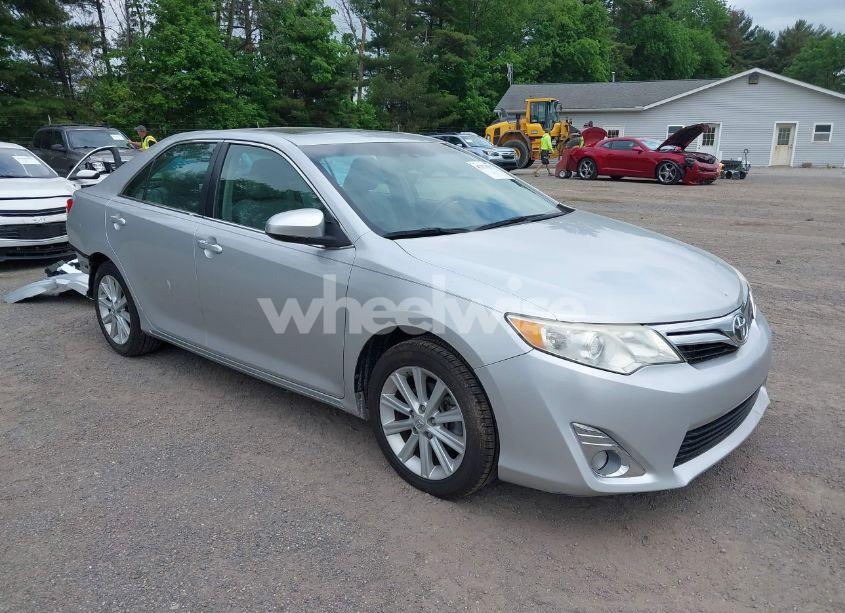 2014 Toyota Camry XLE (VIN 4T4BF1FK8ER408849) main photo