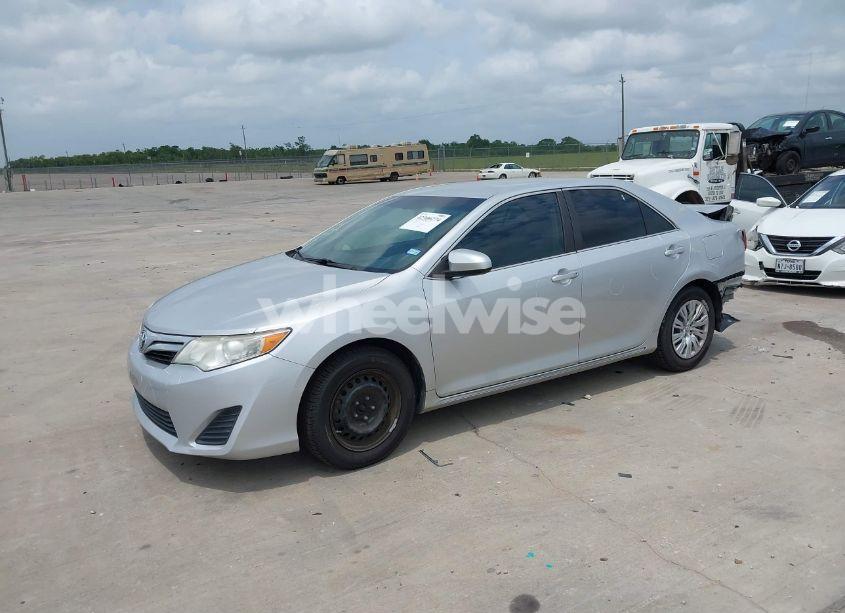 Photo 2 of 2014 Toyota Camry LE (VIN 4T4BF1FK8ER424078)