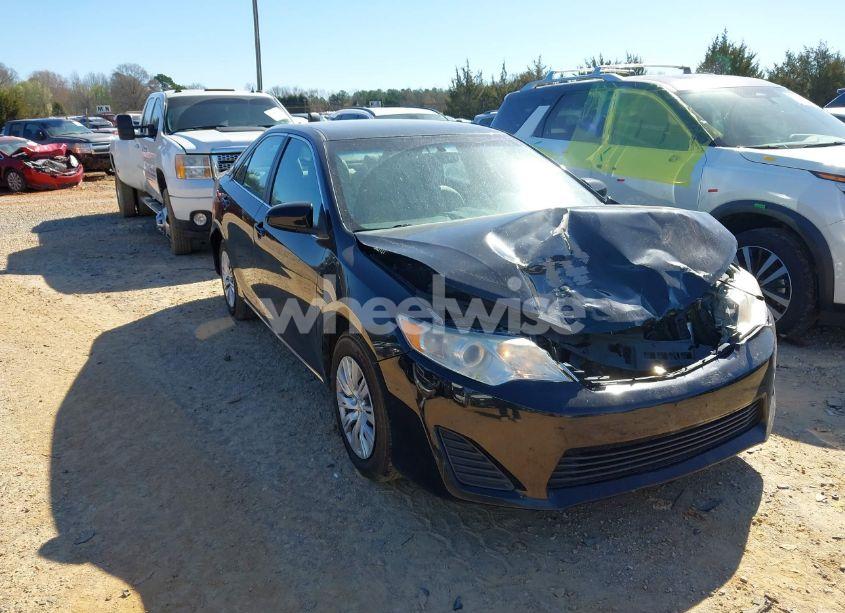 2014 Toyota Camry LE (VIN 4T4BF1FK8ER444573) main photo