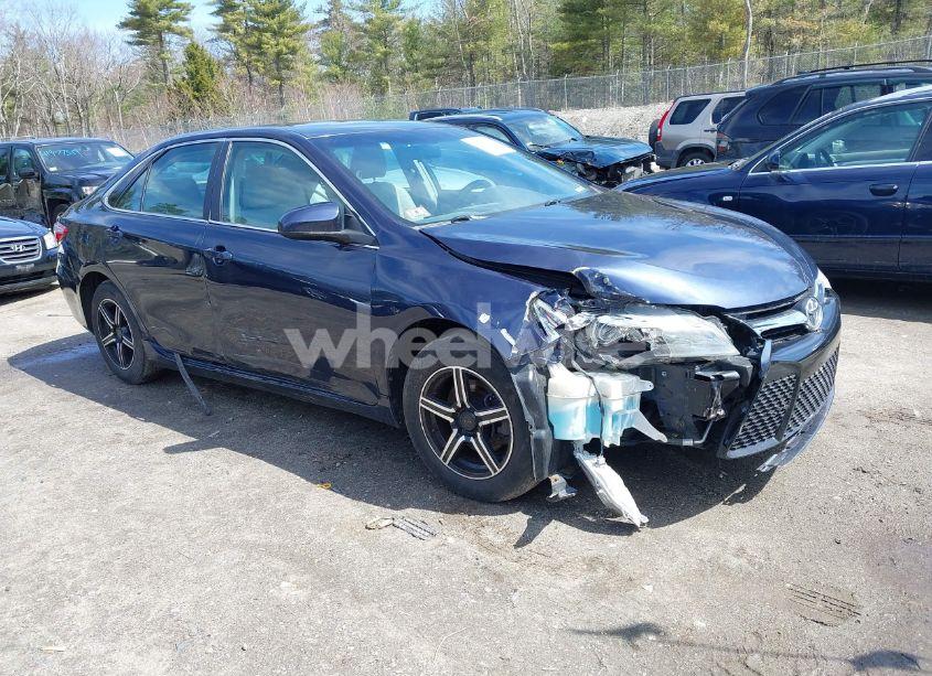 2015 Toyota Camry LE (VIN 4T4BF1FK8FR452383) main photo