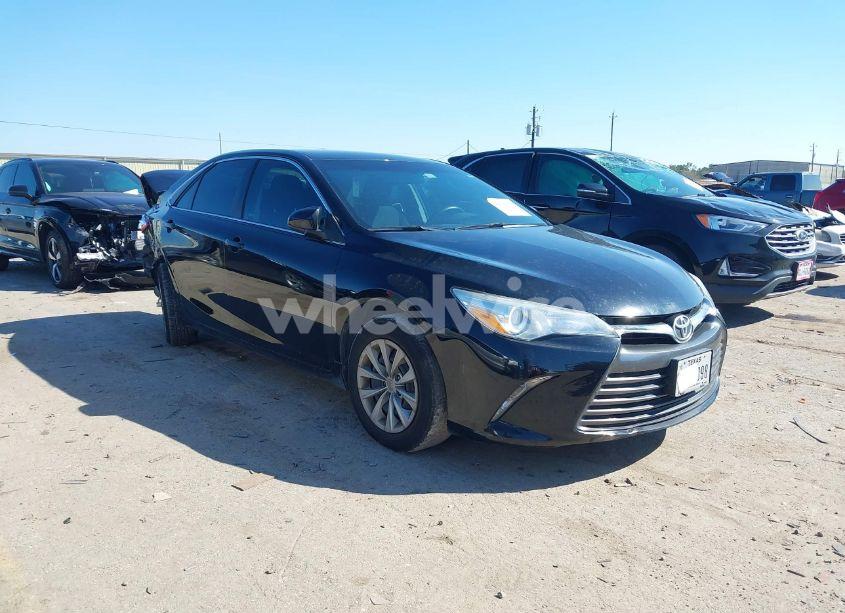 2015 Toyota Camry LE (VIN 4T4BF1FK8FR458524) main photo