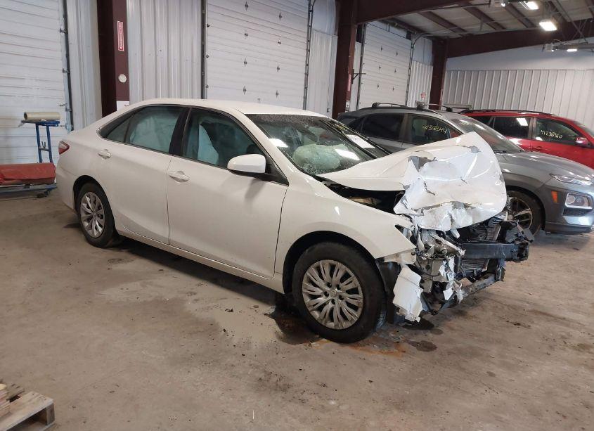 2015 Toyota Camry LE (VIN 4T4BF1FK8FR488641) main photo