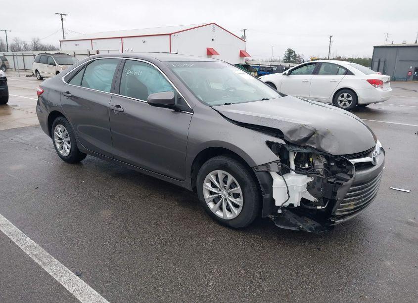 2016 Toyota Camry LE (VIN 4T4BF1FK8GR520988) main photo