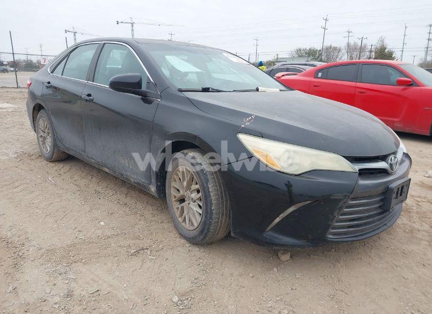 2016 Toyota Camry LE (VIN 4T4BF1FK8GR536768) main photo