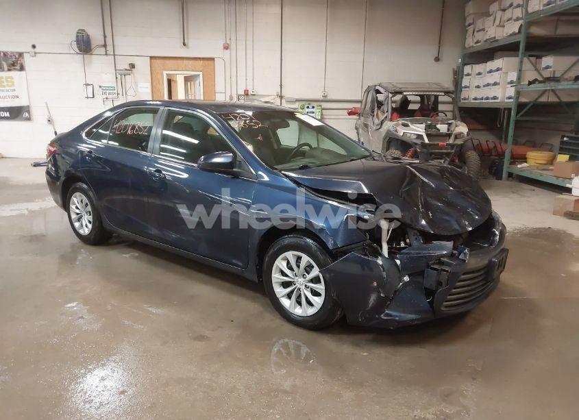 2016 Toyota Camry LE (VIN 4T4BF1FK8GR542246) main photo