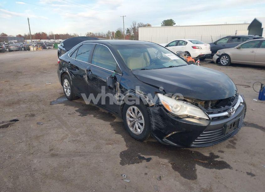 2016 Toyota Camry LE (VIN 4T4BF1FK8GR547771) main photo