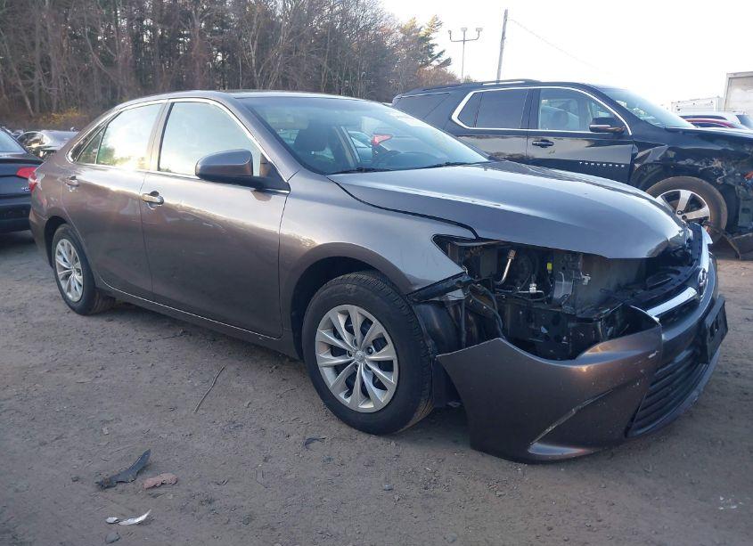 2016 Toyota Camry LE (VIN 4T4BF1FK8GR550704) main photo