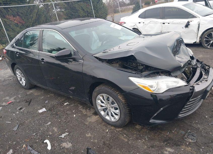 2016 Toyota Camry LE (VIN 4T4BF1FK8GR555871) main photo