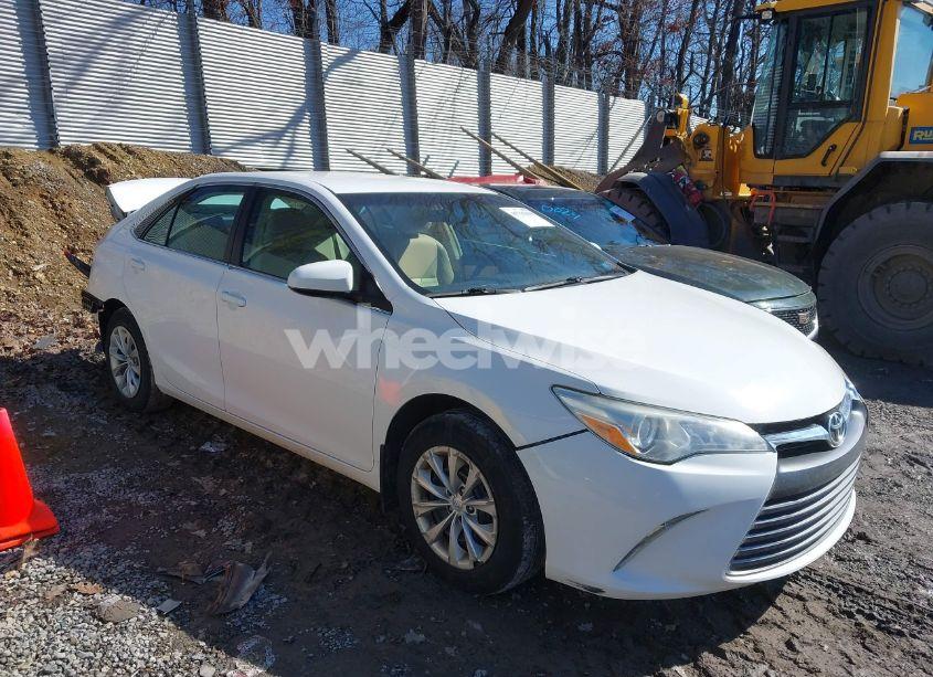 2016 Toyota Camry LE (VIN 4T4BF1FK8GR560472) main photo
