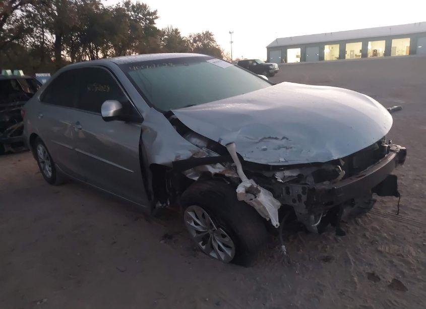 2016 Toyota Camry LE (VIN 4T4BF1FK8GR572153) main photo