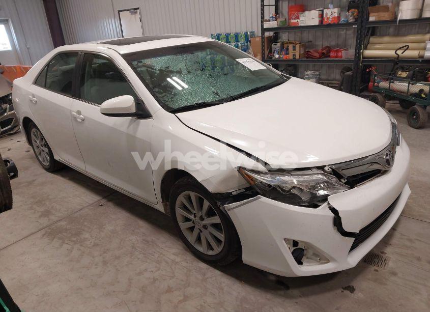 2013 Toyota Camry XLE (VIN 4T4BF1FK9DR282970) main photo