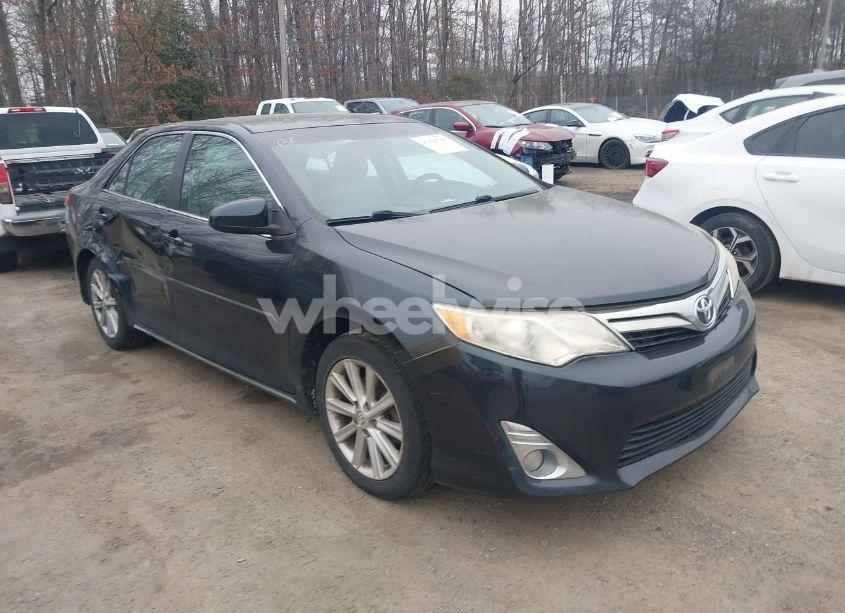 2013 Toyota Camry XLE (VIN 4T4BF1FK9DR305079) main photo