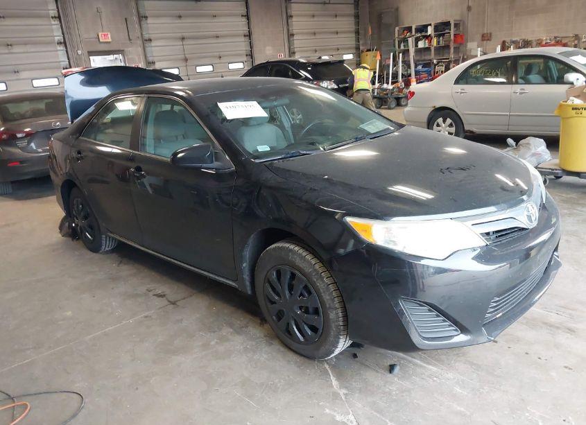 2014 Toyota Camry LE (VIN 4T4BF1FK9ER339296) main photo