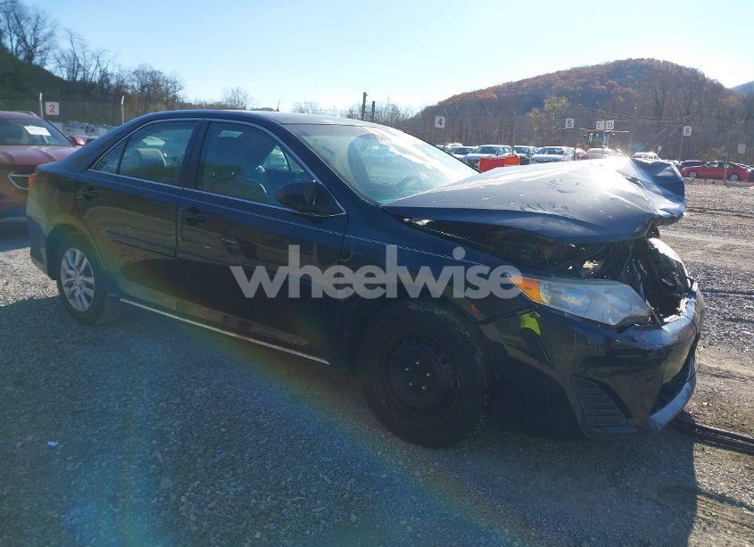 2014 Toyota Camry LE (VIN 4T4BF1FK9ER355966) main photo