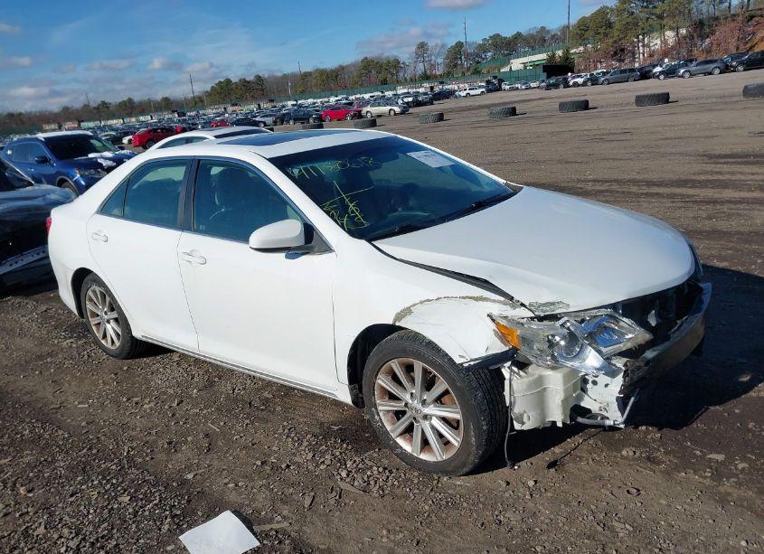 2014 Toyota Camry XLE (VIN 4T4BF1FK9ER356132) main photo