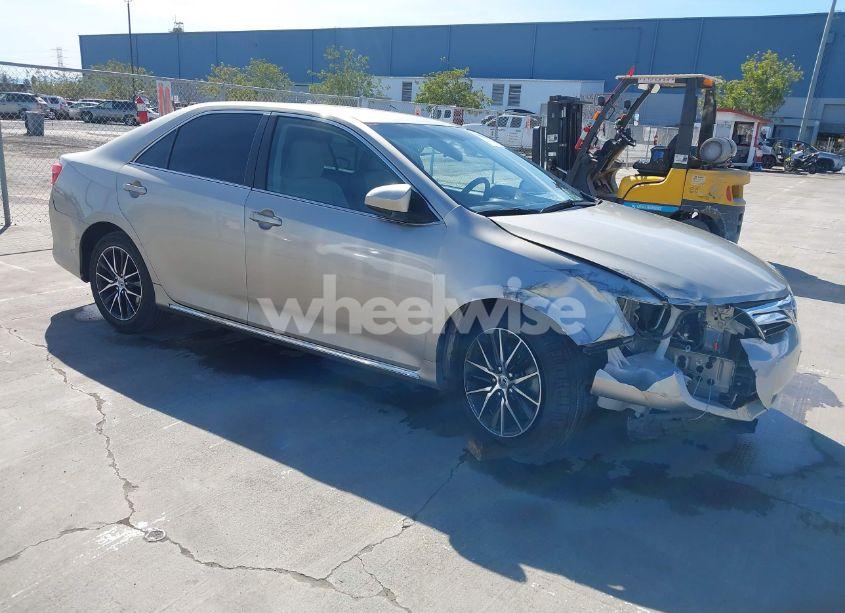 2014 Toyota Camry LE (VIN 4T4BF1FK9ER393634) main photo