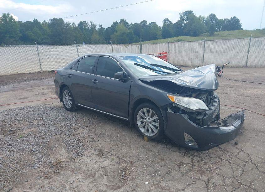 2014 Toyota Camry XLE (VIN 4T4BF1FK9ER399112) main photo