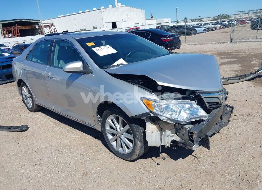 2014 Toyota Camry XLE (VIN 4T4BF1FK9ER403580) main photo