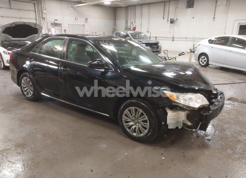 2014 Toyota Camry LE (VIN 4T4BF1FK9ER417995) main photo